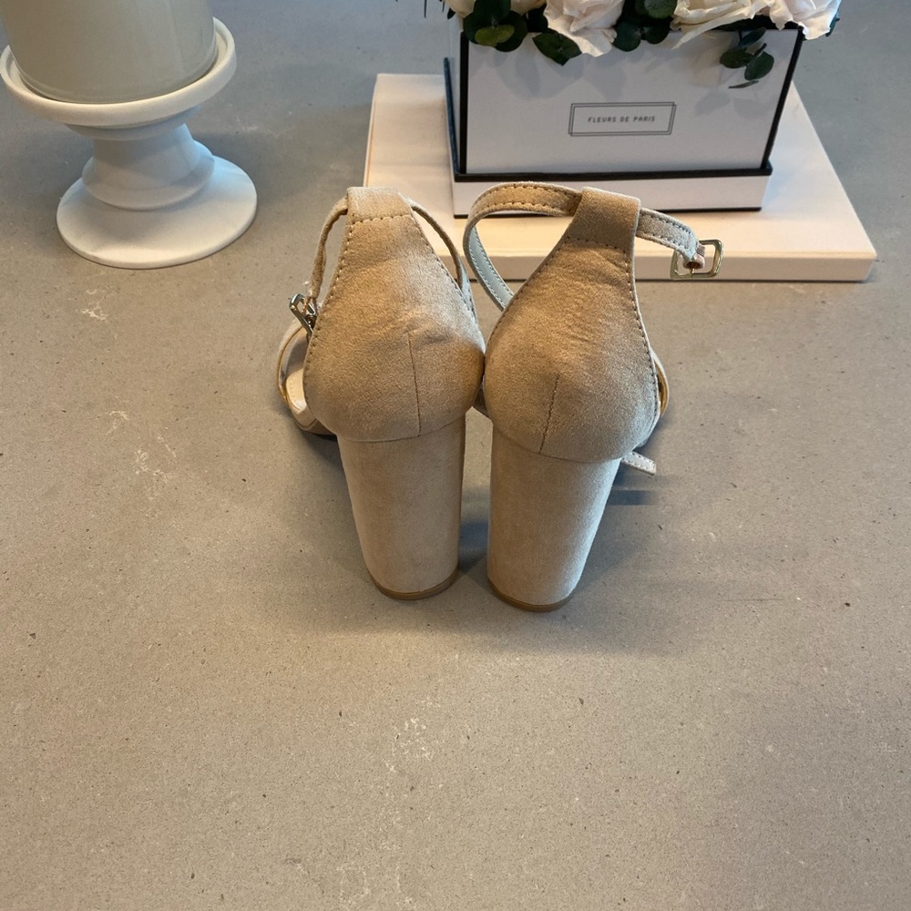 Cream open toe pumps - Picture 2 of 5